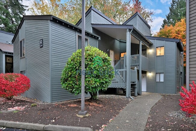 Building Photo - Beautifully Spacious Top-Floor Condo in th...