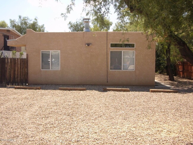 Building Photo - 2725 N Dodge Blvd
