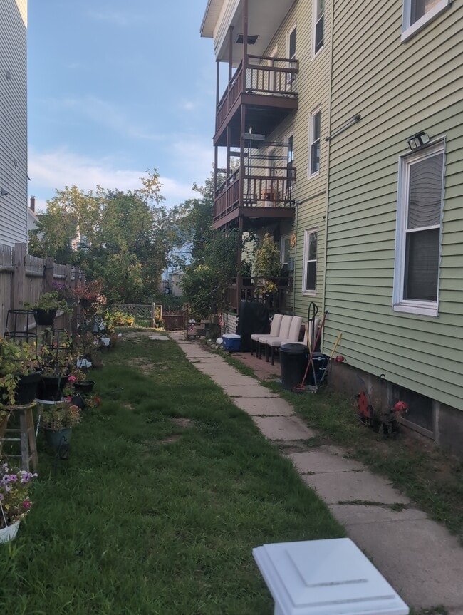 Building Photo - 367 Spruce St Unit Apt 1