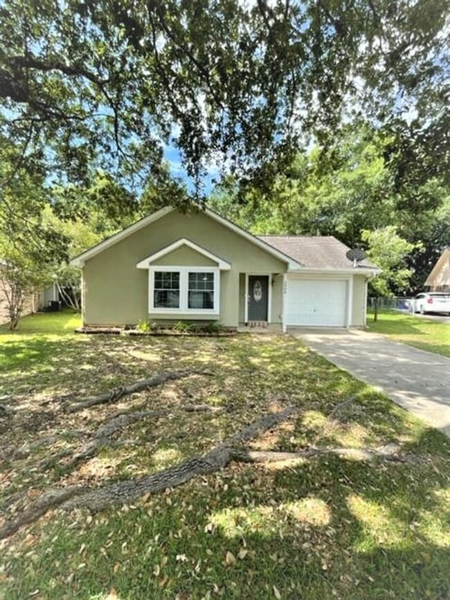 Ocean Springs home with convenient location! - Ocean Springs home with convenient location!