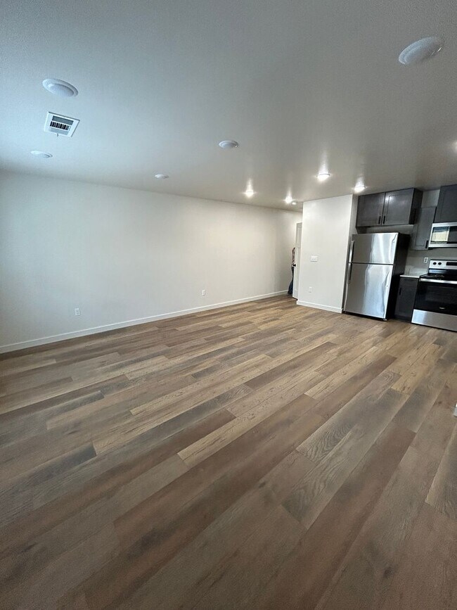 Photo - 707 W 12th St Unit B