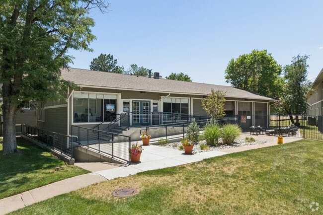 Oficina de arrendamiento y casa club - Bear Valley Village Apartments