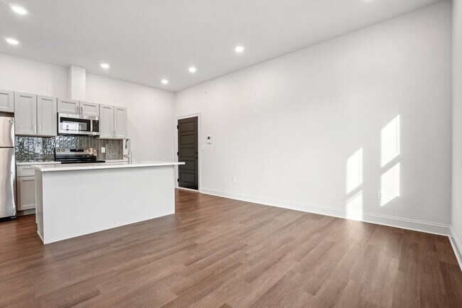 Building Photo - 472 Roxborough Ave