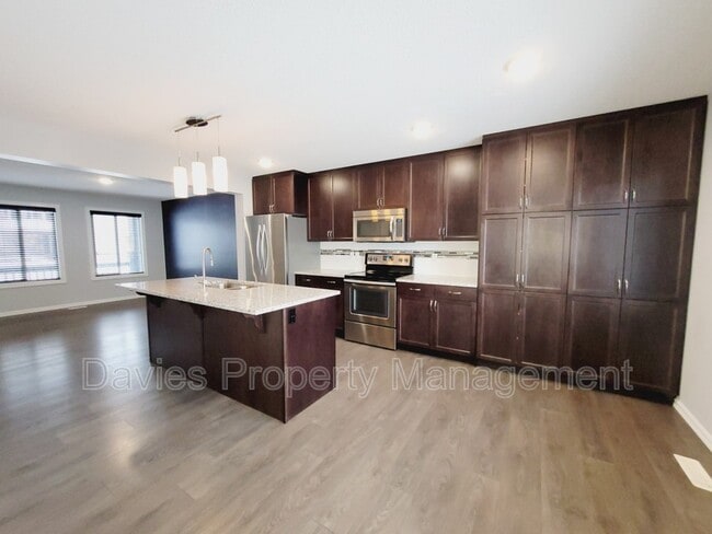 Photo - 16027-16013 13 Ave SW