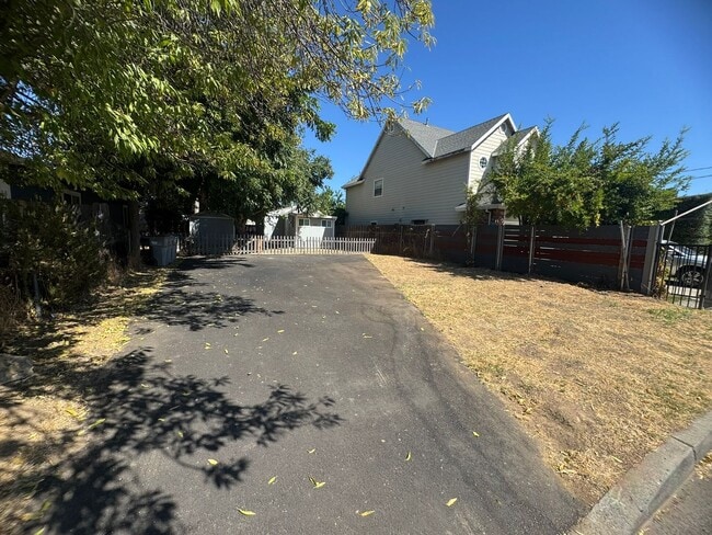 Building Photo - 1 Bedroom 1 Bath Home with a Large Outdoor...