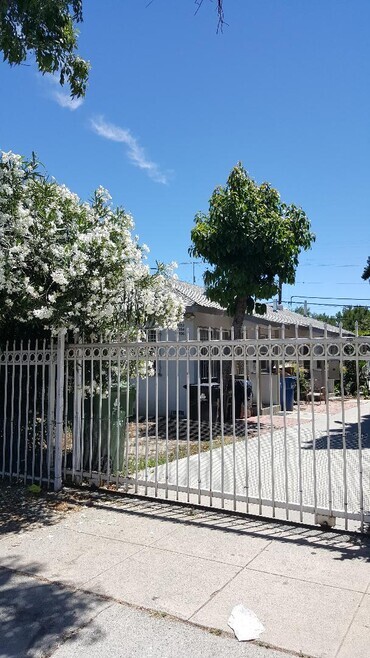 Gate - 14156 Calvert St Apartments Unit 14156
