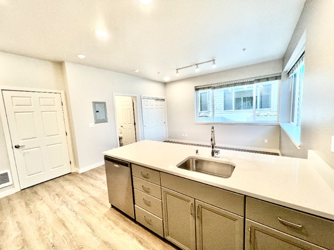 Photo - 2330 Yakima Ct Unit B101