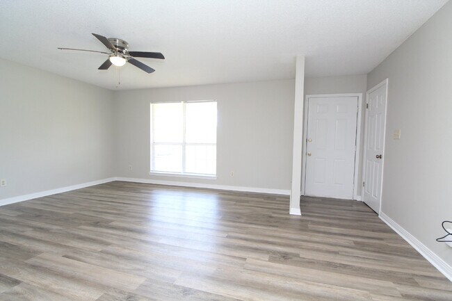 Photo - 3/2 Northwest Pensacola brick home with ga...