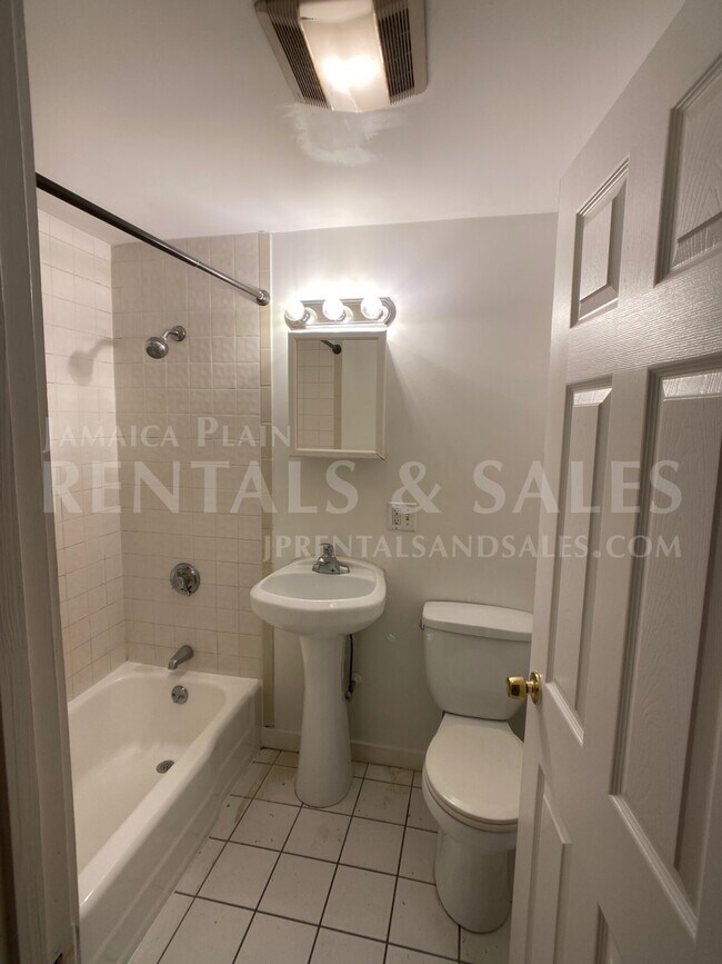 Photo - 16-18 Walk Hill St Unidad 3