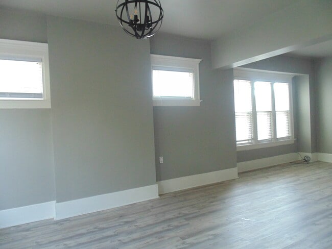 Living/Dining Room - 2831 W Juneau Ave