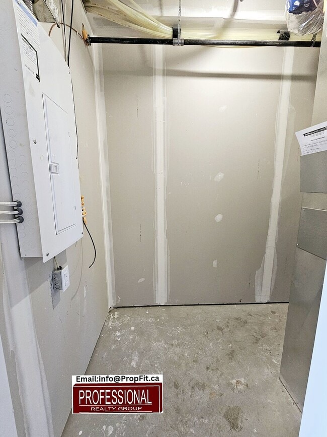 15706 97 Av NW