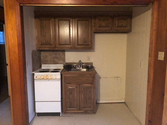 Building Photo - 105 N Ruland St Unit B