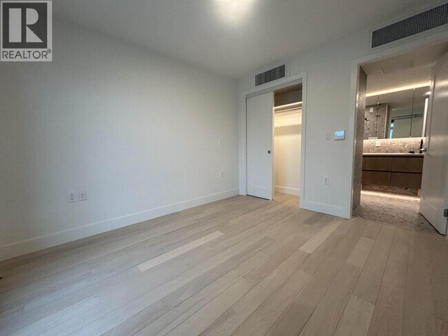 Photo - 6284 Oak St