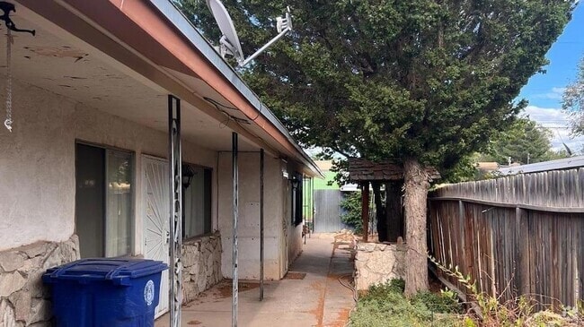 Building Photo - 816 Ortiz Dr SE Rental