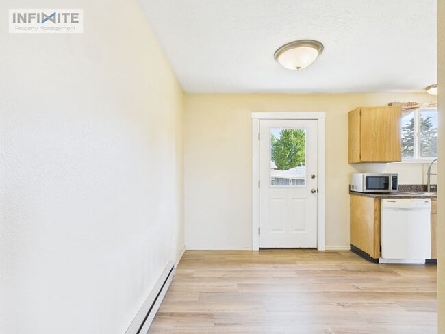 Building Photo - 2 Bed | 1 Bath | 884 Sq Ft Rental