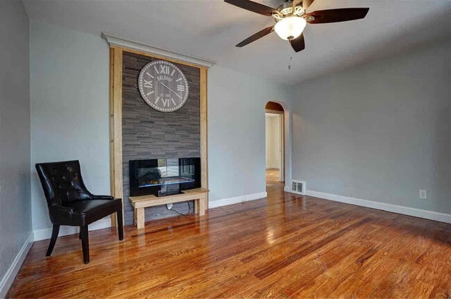 Photo - 465 Linden Cir