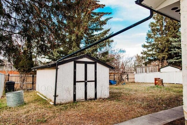 Photo - 9836-9881 AvenueKey 32