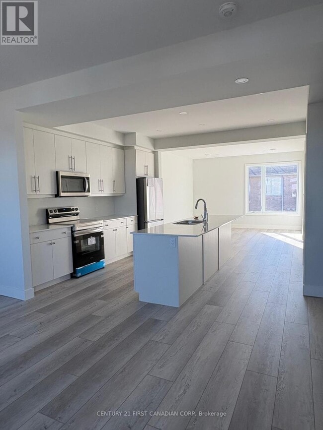 Photo - 925 Deveron Crescent