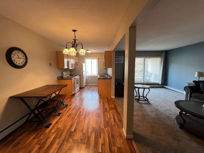 Photo - 1 bed, 1 bath close proximity to downtown!