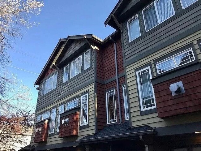 Photo - Appealing 2 bed / 1.5 bath townhouse in Greenwood/N Seattle with wood flooring