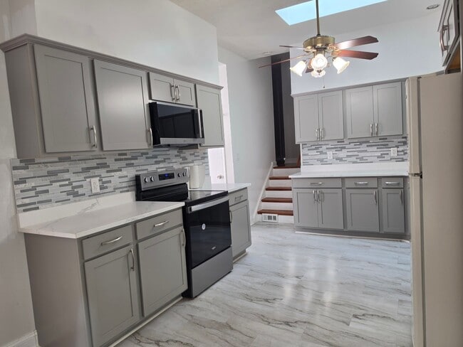 Photo - 5825 Lamont Dr