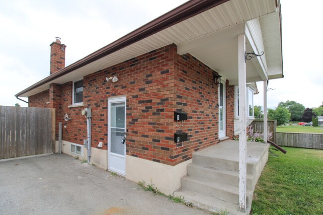 Photo - 2 Bedroom Basement Unit– All Utilities & Parking Included – $2,099/month Unité A