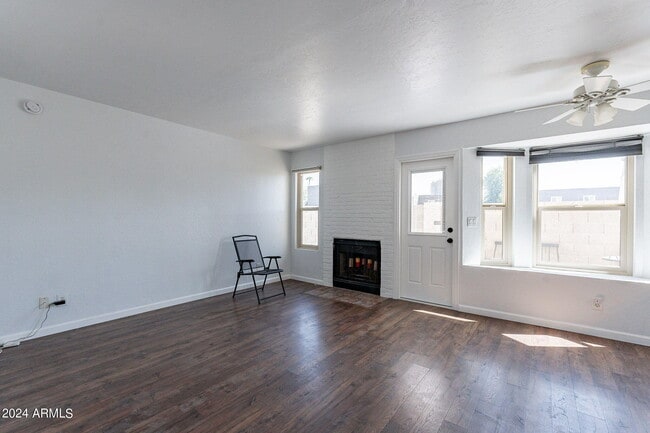 Photo - 820 W University Dr