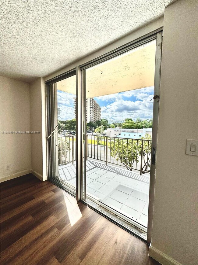 Photo - 1465 NE 123rd St Unidad 310