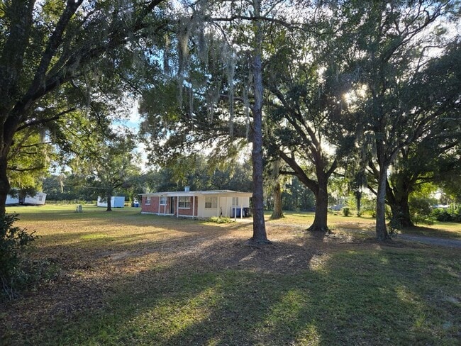 Building Photo - Spacious 3-Bed, 1-Bath Home on Quiet Road ...