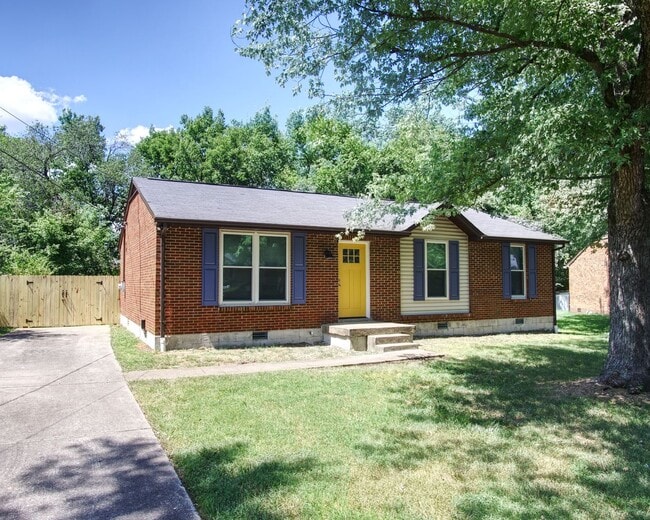 Building Photo - 3 Bedroom 1.5 Bath House w/Large Yard- Easy access to OHB and Nolensville Pk $2200