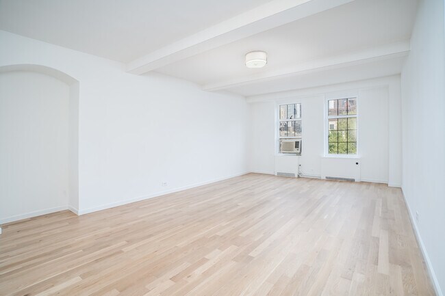 Photo - 470 W 24th St