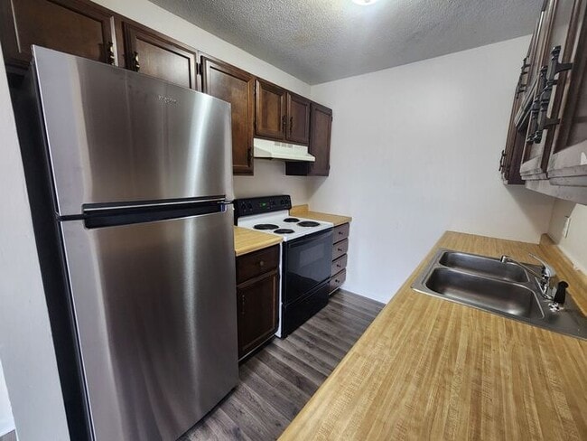 Photo - 2 Bedroom Upper Apartment - Water & Sewage...