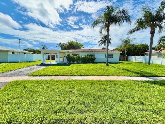 Building Photo - 2370 NE 4th Ave Rental
