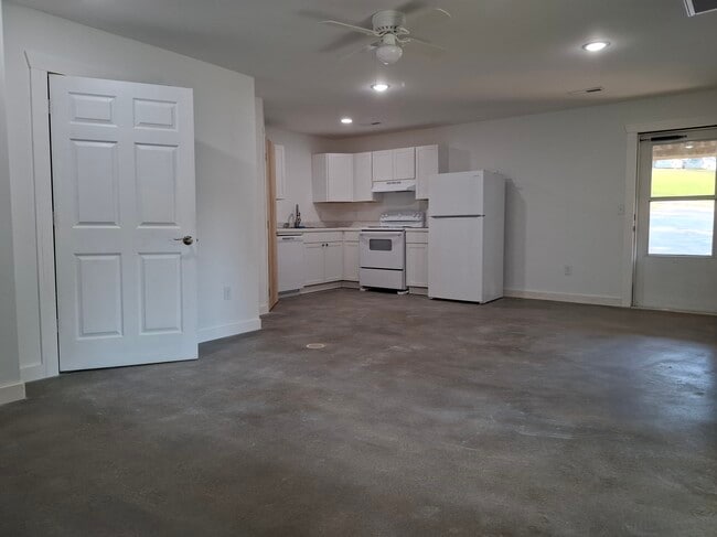 Building Photo - 48 Lena Dr Unit 48 Lena DR