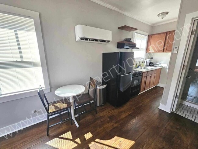 Photo - 195 College St
