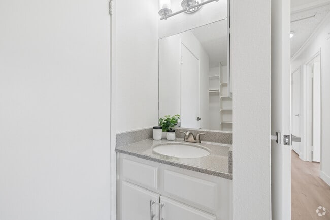 2BR, 2BA - 784SF - Bathroom