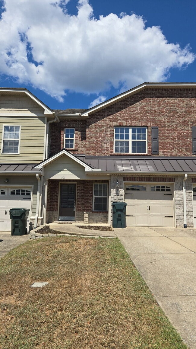 Building Photo - Beautiful townhouse near Henslee Park