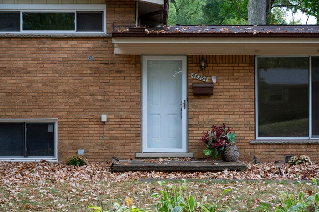 Photo - 46254 Custer Ave