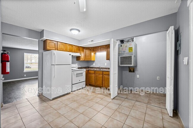 Photo - 1269 State Line Rd