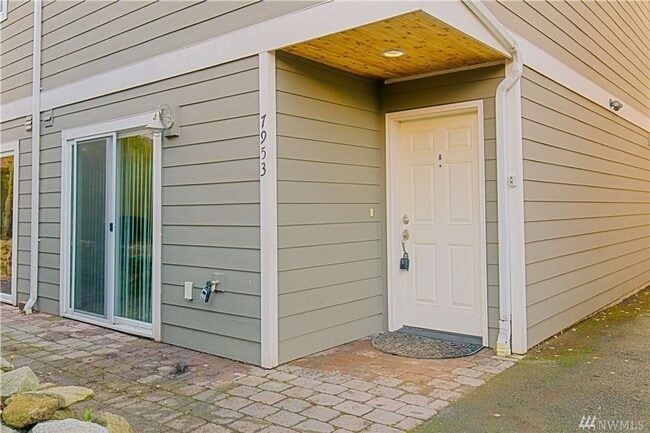Building Photo - Charming 3-Story townhome located near Hig...