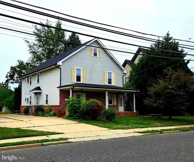 Building Photo - 229 W Holly Ave