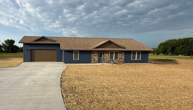 Building Photo - 3 Bedroom 2 Bath House