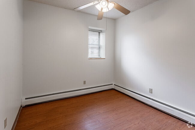 1BR, 1BA - 475SF - Bedroom