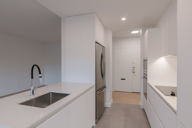 Building Photo - 4555 Av. Bonavista Unit 405