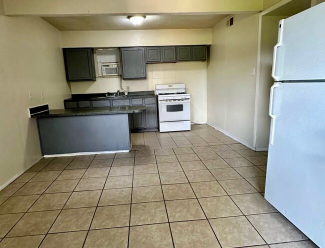 Building Photo - Downstairs 2 Bed / 1 Bath Apartment with Electric, Water, Trash & Gas INCLUDED Unit 117
