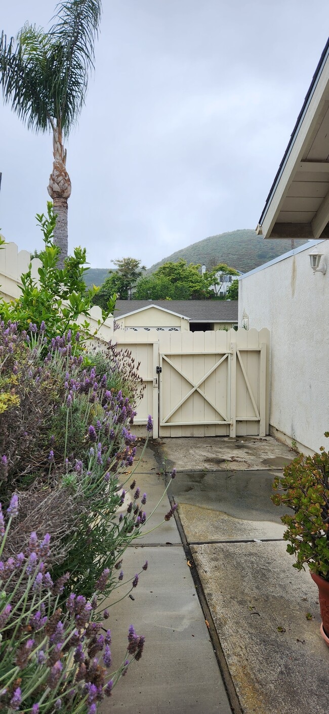 Building Photo - 11215 Almazon St Unit 1