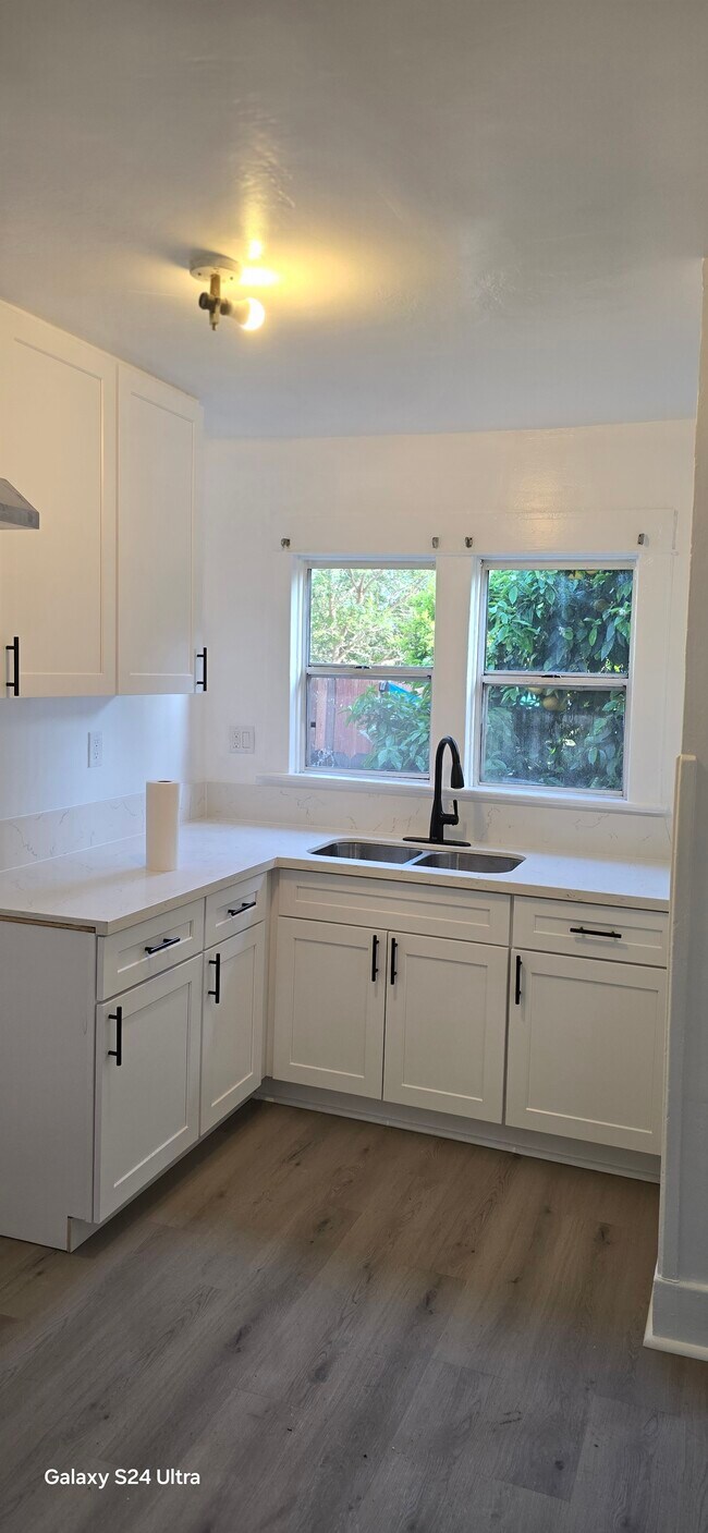 Kitchen - 1406 Manzanita St