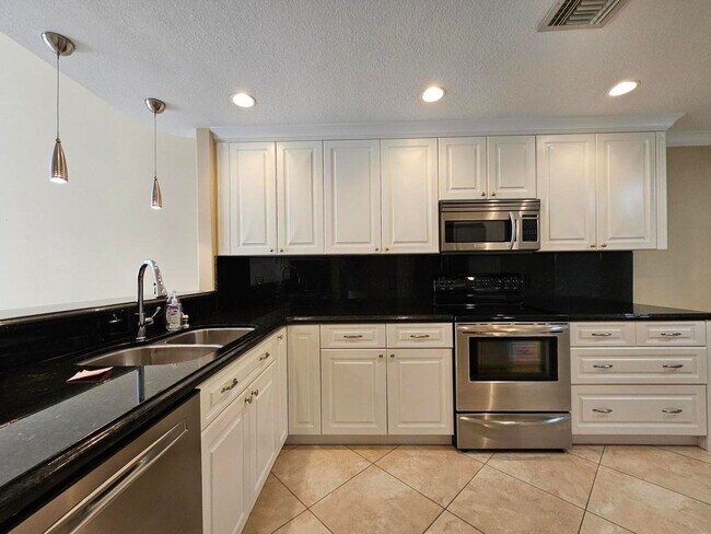 Building Photo - 7526 Pinewalk Dr S