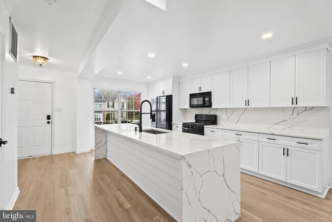 Photo - 1989 Bowline Loop