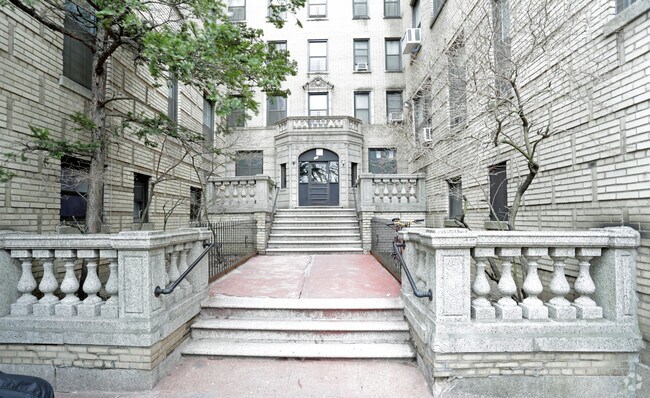 Photo - 155-165 E Mosholu N